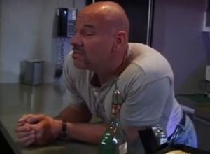 Жестко трахает карликовую шлюшку